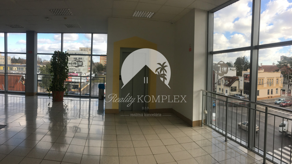 Kiadásra kínálunk üzlet helységeket, irodai helységeket Komárom központjában