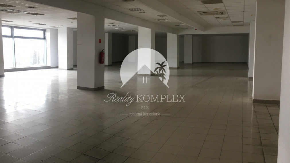 Kiadásra kínálunk üzlet helységeket, irodai helységeket Komárom központjában