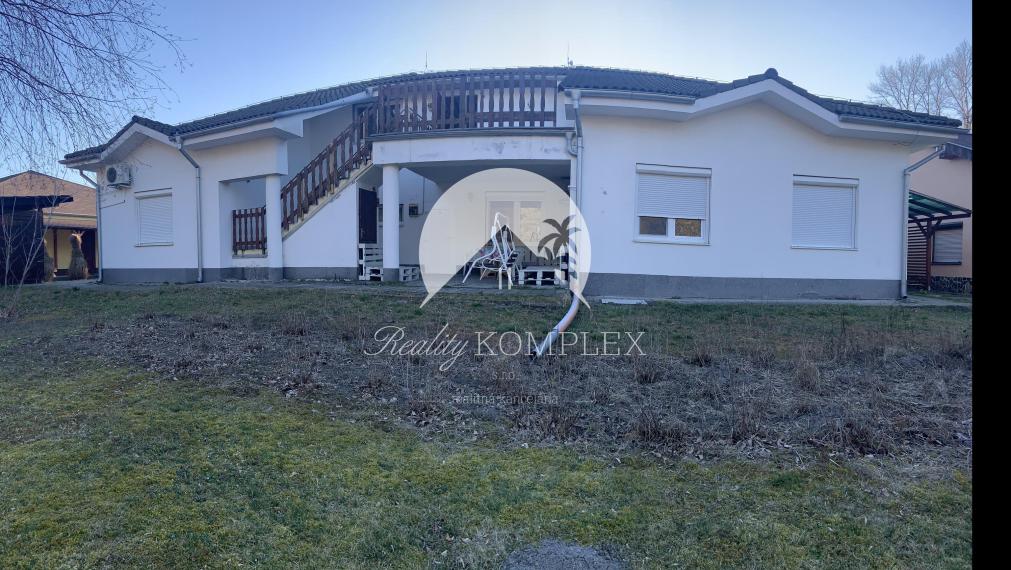 Reality KOMPLEX s.r.o. Vám ponúka na predaj zabehnutý útulný penzión vo vyhľadávanej kúpeľnej obci Patince priamo v areáli vyhľadávaného termálneho kúpaliska!