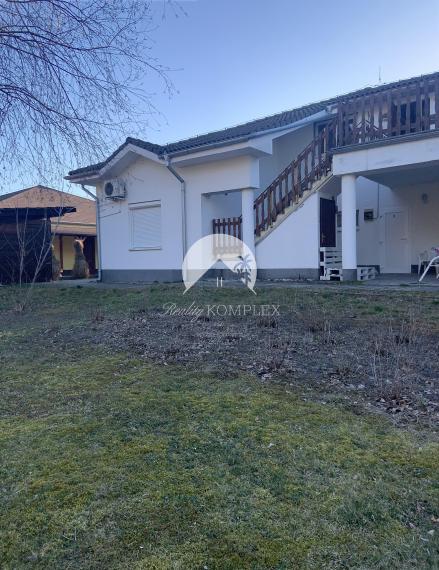 Reality KOMPLEX s.r.o. Vám ponúka na predaj zabehnutý útulný penzión vo vyhľadávanej kúpeľnej obci Patince priamo v areáli vyhľadávaného termálneho kúpaliska!