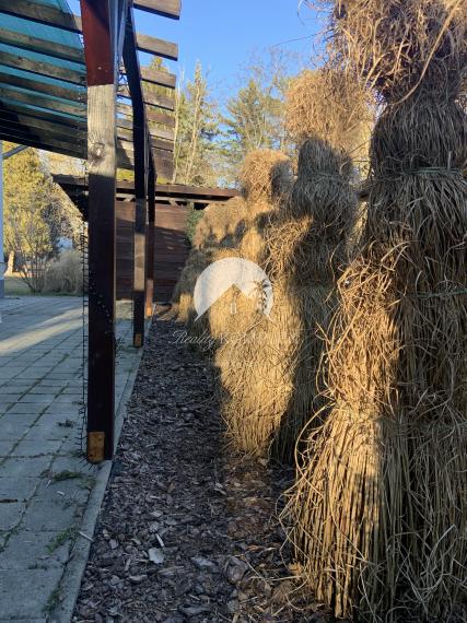 Reality KOMPLEX s.r.o. Vám ponúka na predaj zabehnutý útulný penzión vo vyhľadávanej kúpeľnej obci Patince priamo v areáli vyhľadávaného termálneho kúpaliska!