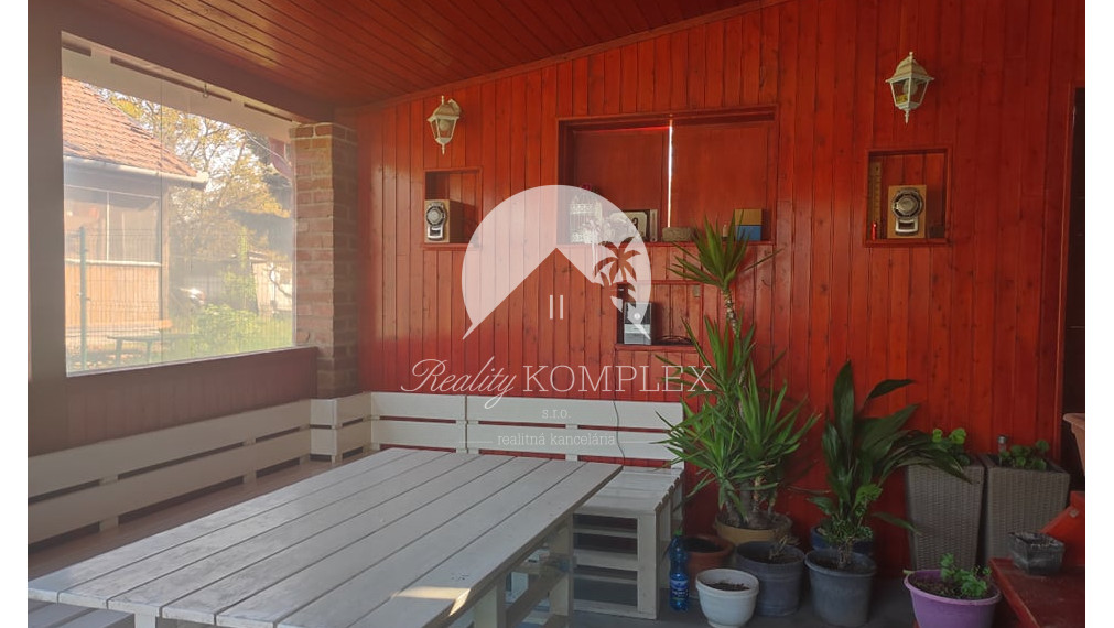 Reality KOMPLEX s.r.o. Vám ponúka na predaj celoročnú záhradnú chatu v Komárne - časť Harčáš !
