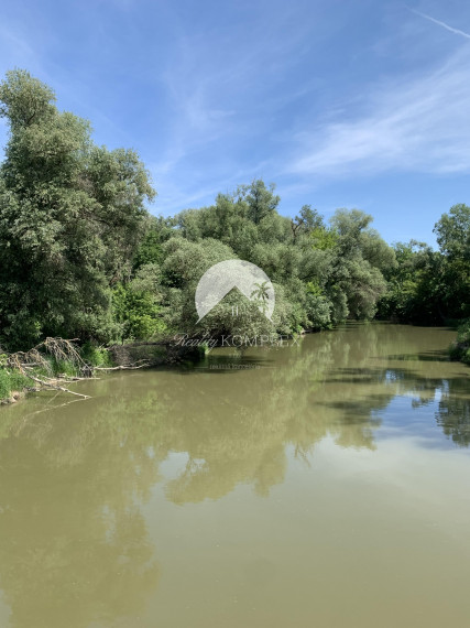 Reality KOMPLEX s.r.o. Vám ponúkana predaj veľkú budovu čarokrásnej, pokojnej lokalite!