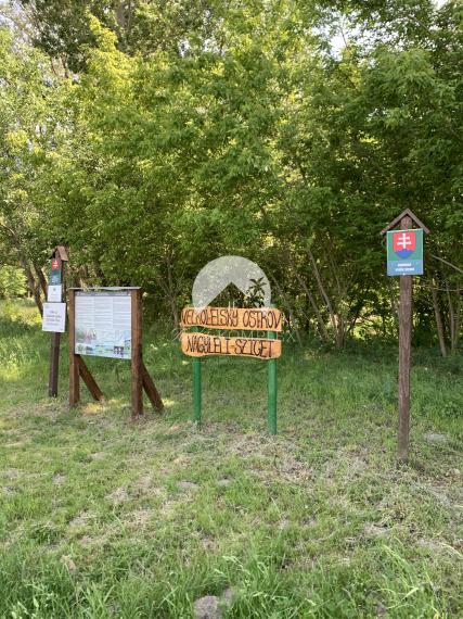 Reality KOMPLEX s.r.o. Vám ponúkana predaj veľkú budovu čarokrásnej, pokojnej lokalite!