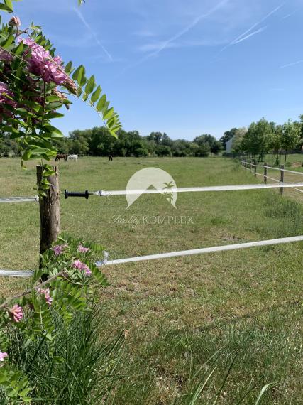 Reality KOMPLEX s.r.o. Vám ponúkana predaj veľkú budovu čarokrásnej, pokojnej lokalite!