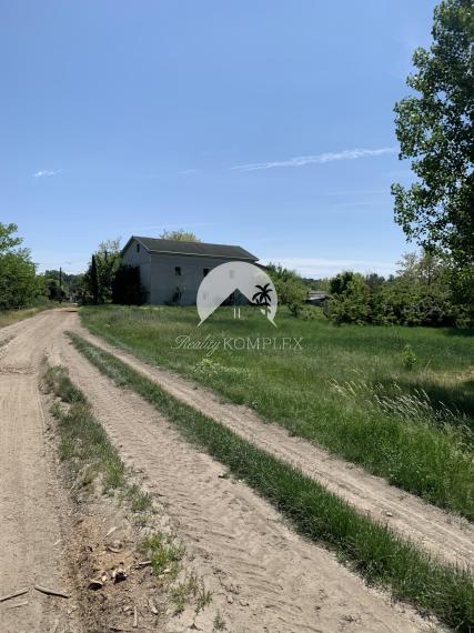 Reality KOMPLEX s.r.o. Vám ponúkana predaj veľkú budovu čarokrásnej, pokojnej lokalite!