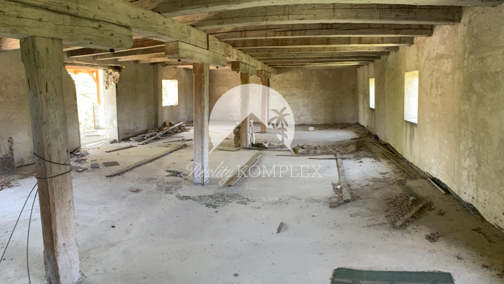 Reality KOMPLEX s.r.o. Vám ponúkana predaj veľkú budovu čarokrásnej, pokojnej lokalite!