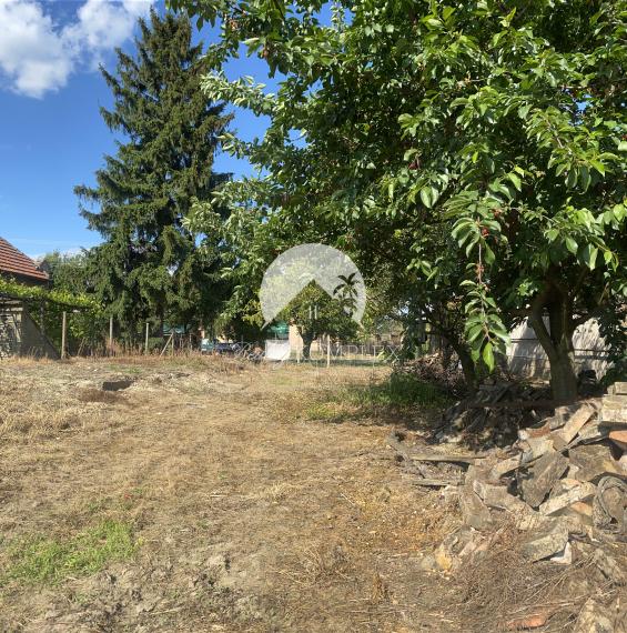 IBA U NÁS! Reality KOMPLEX s.r.o., Vám ponúka na predaj  pozemok v prekrásnej dedine, v obci Moča, vhodný na stavbu rodinného domu!