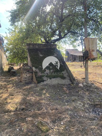 IBA U NÁS! Reality KOMPLEX s.r.o., Vám ponúka na predaj  pozemok v prekrásnej dedine, v obci Moča, vhodný na stavbu rodinného domu!