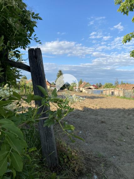 IBA U NÁS! Reality KOMPLEX s.r.o., Vám ponúka na predaj  pozemok v prekrásnej dedine, v obci Moča, vhodný na stavbu rodinného domu!