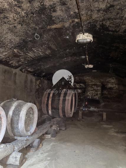 IBA U NÁS! Reality KOMPLEX s.r.o., Vám ponúka na predaj  pozemok v prekrásnej dedine, v obci Moča, vhodný na stavbu rodinného domu!