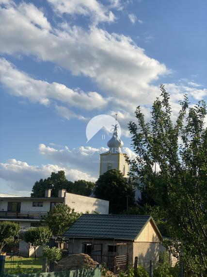 IBA U NÁS! Reality KOMPLEX s.r.o., Vám ponúka na predaj  pozemok v prekrásnej dedine, v obci Moča, vhodný na stavbu rodinného domu!