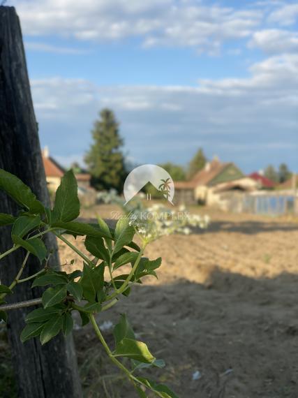 IBA U NÁS! Reality KOMPLEX s.r.o., Vám ponúka na predaj  pozemok v prekrásnej dedine, v obci Moča, vhodný na stavbu rodinného domu!