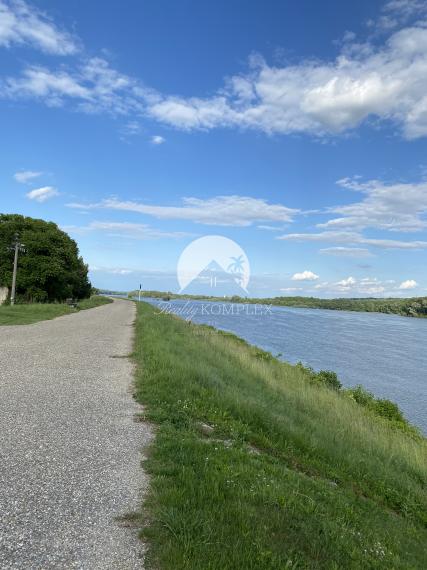 IBA U NÁS! Reality KOMPLEX s.r.o., Vám ponúka na predaj  pozemok v prekrásnej dedine, v obci Moča, vhodný na stavbu rodinného domu!