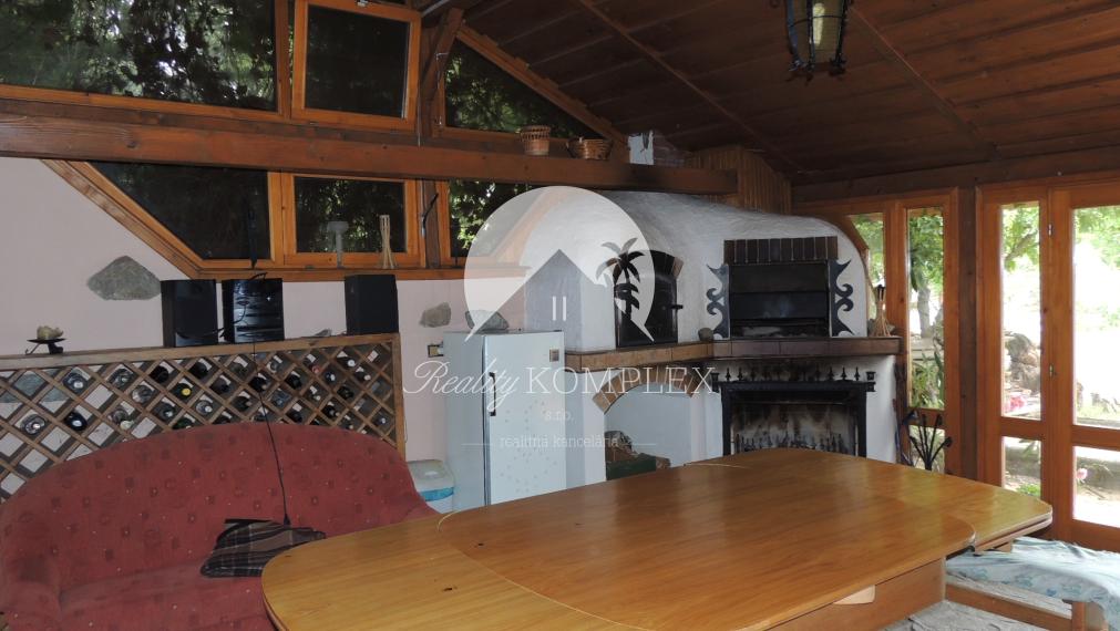 Reality KOMPLEX s.r.o. Vám ponúka na PREDAJ viacgeneračný rodinný dom len 60 km od BA!!