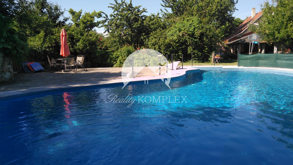 ZNÍŽENÁ CENA!!! Reality KOMPLEX s.r.o. Vám ponúka na PREDAJ/PRENÁJOM viacgeneračný rodinný dom/penzión len 60 km od BA!!