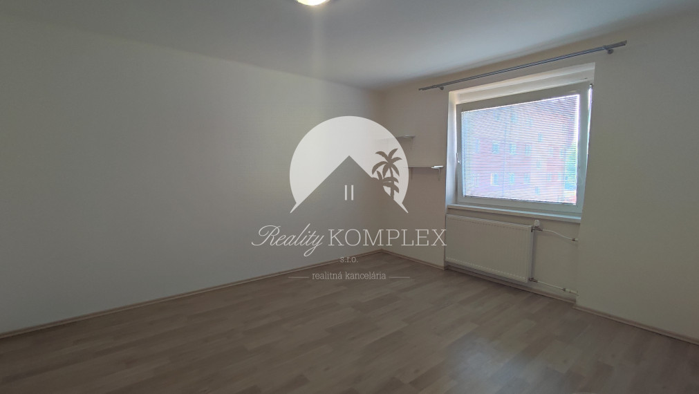 Reality KOMPLEX s.r.o. Vám ponúka na prenájom 1 izbový byt na ulici Zváračská v Komárne!