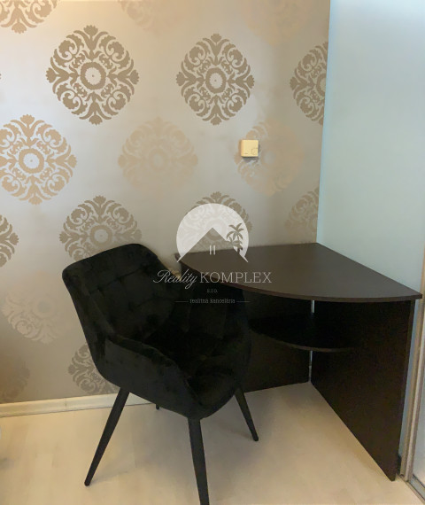 Reality KOMPLEX s.r.o. Vám ponúka na predaj LUXUSNÝ 2 izbový byt v absolútnom centre mesta Komárno na Nádvorí Európy!