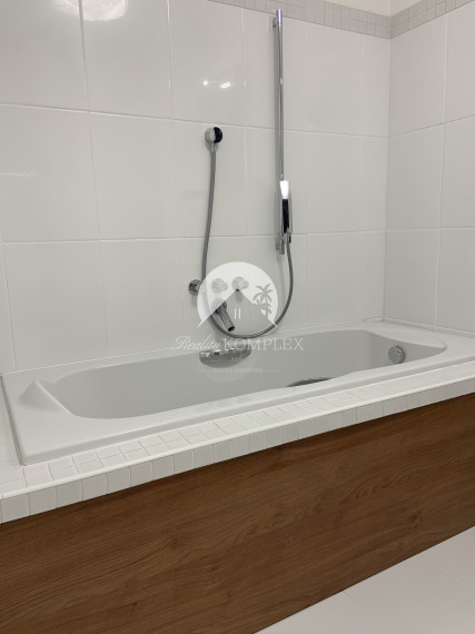 Reality KOMPLEX s.r.o. Vám ponúka na predaj LUXUSNÝ 2 izbový byt v absolútnom centre mesta Komárno na Nádvorí Európy!