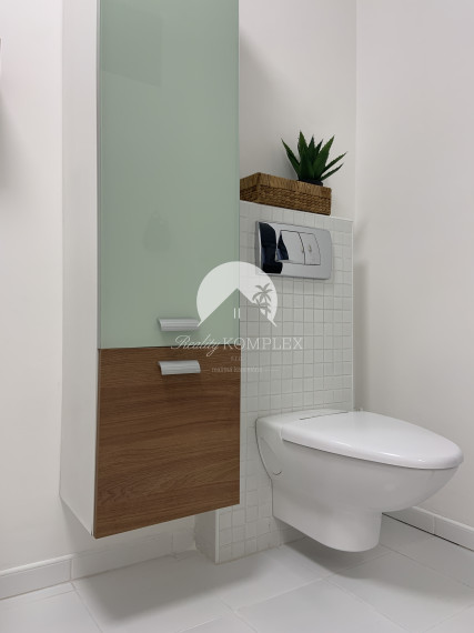 Reality KOMPLEX s.r.o. Vám ponúka na predaj LUXUSNÝ 2 izbový byt v absolútnom centre mesta Komárno na Nádvorí Európy!