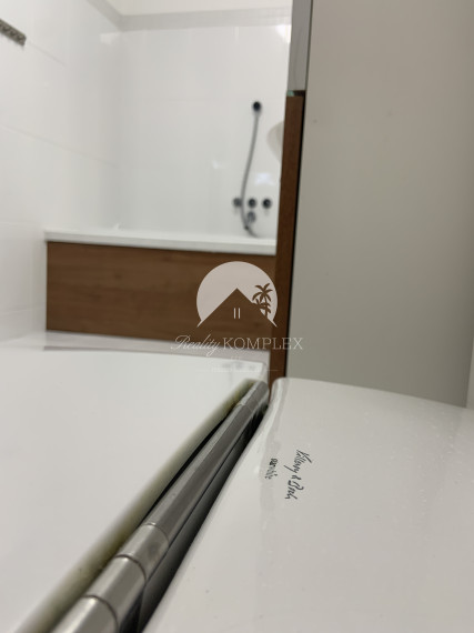 Reality KOMPLEX s.r.o. Vám ponúka na predaj LUXUSNÝ 2 izbový byt v absolútnom centre mesta Komárno na Nádvorí Európy!