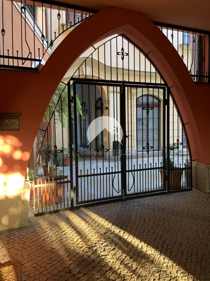 Reality KOMPLEX s.r.o. Vám ponúka na predaj LUXUSNÝ 2 izbový byt v absolútnom centre mesta Komárno na Nádvorí Európy!