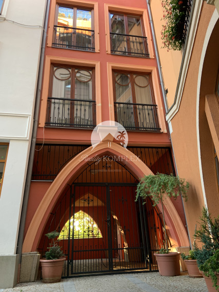 Reality KOMPLEX s.r.o. Vám ponúka na predaj LUXUSNÝ 2 izbový byt v absolútnom centre mesta Komárno na Nádvorí Európy!