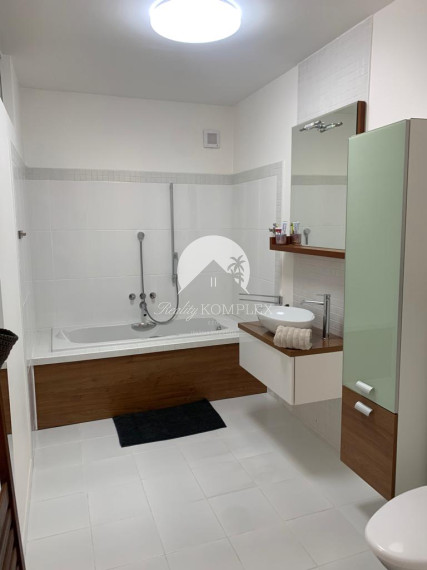 Reality KOMPLEX s.r.o. Vám ponúka na predaj LUXUSNÝ 2 izbový byt v absolútnom centre mesta Komárno na Nádvorí Európy!