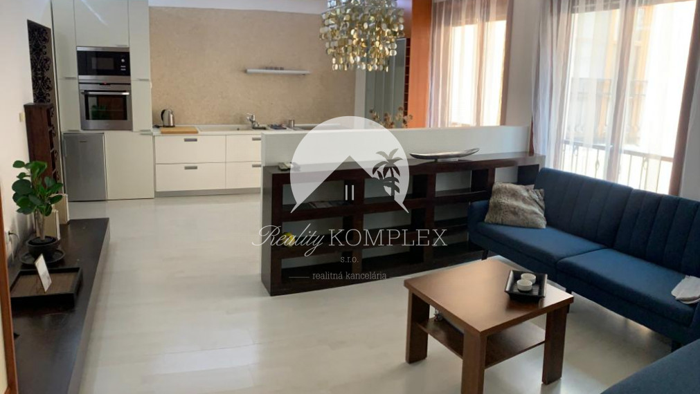 Reality KOMPLEX s.r.o. Vám ponúka na predaj LUXUSNÝ 2 izbový byt v absolútnom centre mesta Komárno na Nádvorí Európy!
