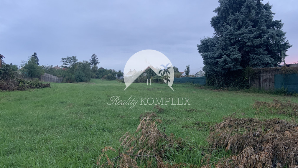 Reality KOMPLEX s.r.o. Vám ponúka na predaj stavebný pozemok v kľudnej časti mesta Nesvady!