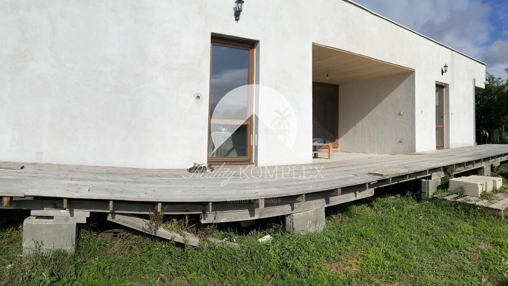 Reality KOMPLEX s.r.o Vám ponúka na predaj moderný nízkoenergetický drevodomov na pozemku s rozlohou 2395 m2.