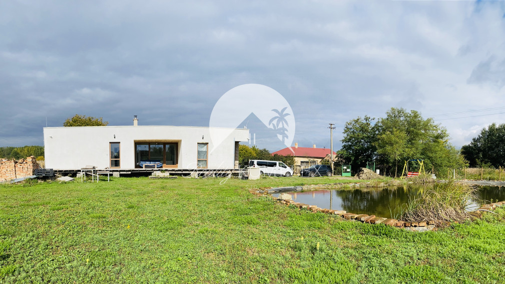 Reality KOMPLEX s.r.o Vám ponúka na predaj moderný nízkoenergetický drevodomov na pozemku s rozlohou 2395 m2.