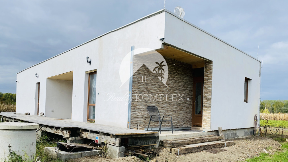 Reality KOMPLEX s.r.o Vám ponúka na predaj moderný nízkoenergetický drevodomov na pozemku s rozlohou 2395 m2.