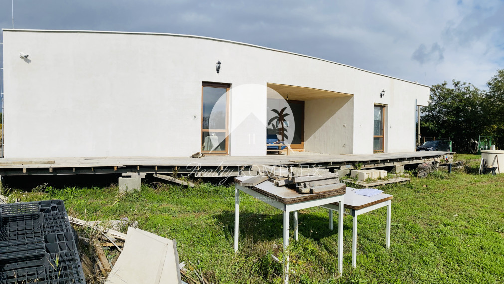 Reality KOMPLEX s.r.o Vám ponúka na predaj moderný nízkoenergetický drevodomov na pozemku s rozlohou 2395 m2.