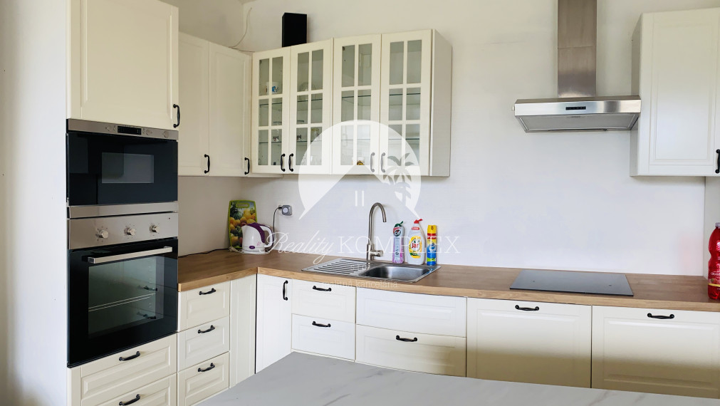 Reality KOMPLEX s.r.o Vám ponúka na predaj moderný nízkoenergetický drevodomov na pozemku s rozlohou 2395 m2.