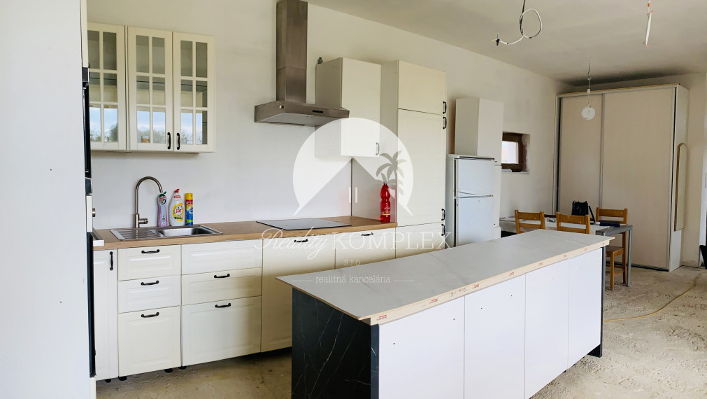 Reality KOMPLEX s.r.o Vám ponúka na predaj moderný nízkoenergetický drevodomov na pozemku s rozlohou 2395 m2.