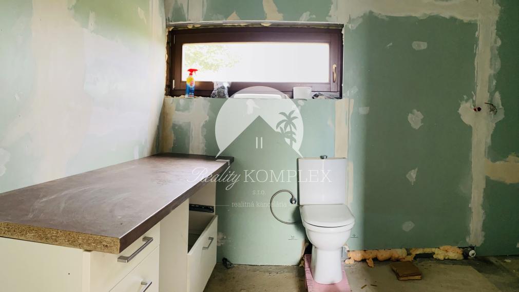 Reality KOMPLEX s.r.o Vám ponúka na predaj moderný nízkoenergetický drevodomov na pozemku s rozlohou 2395 m2.