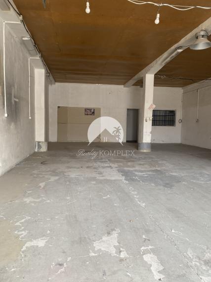 Reality KOMPLEX s.r.o. Vám ponúka skladové priestory o výmere 140 m2 na ľahko dostupnom mieste v meste  Komárno.