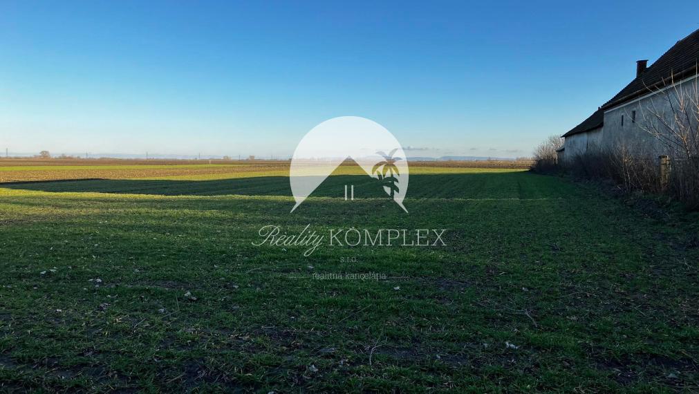 Exkluzívne. Reality KOMPLEX s.r.o. Vám ponúka na predaj veľký stavebný pozemok v obci Okoličná na Ostrove!