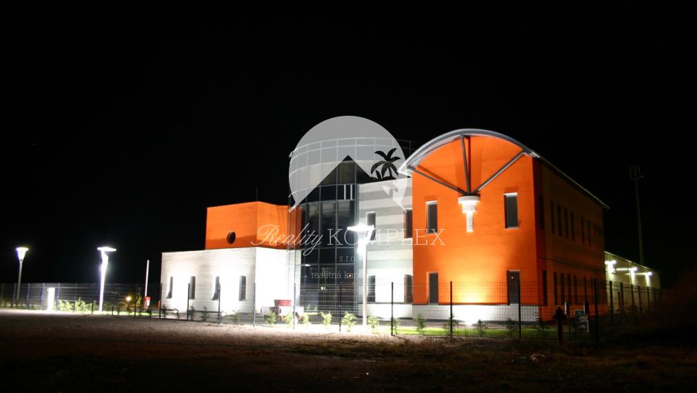 REALITY KOMPLEX s.r.o. Vám ponúka na predaj alebo na PRENÁJOM obchodno-skladové priestory v Maďarsku pri diaľnici M7!