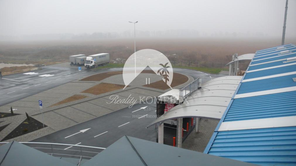 REALITY KOMPLEX s.r.o. Vám ponúka na predaj alebo na PRENÁJOM obchodno-skladové priestory v Maďarsku pri diaľnici M7!