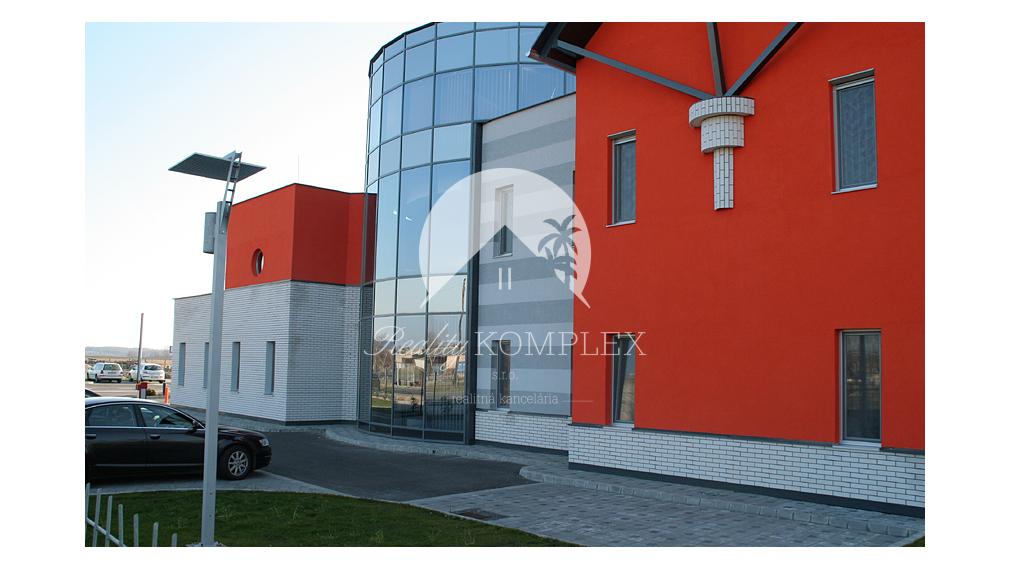 REALITY KOMPLEX s.r.o. Vám ponúka na predaj alebo na PRENÁJOM obchodno-skladové priestory v Maďarsku pri diaľnici M7!