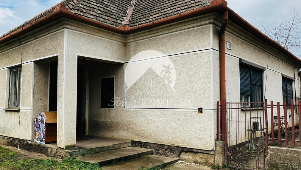 Reality KOMPLEX s.r.o. Vám ponúka na predaj 3 izbový rodinný dom v obci Chotín!
