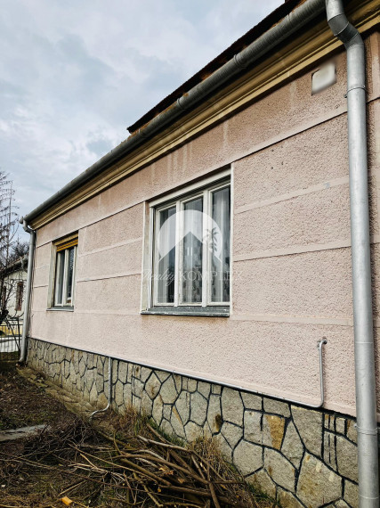 Reality KOMPLEX s.r.o. Vám ponúka na predaj  3 izbový  dom v obci Strekov!