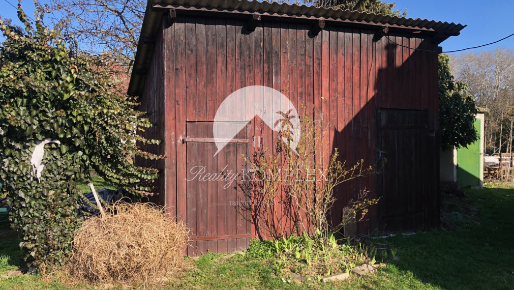 Na PREDAJ menší rodinný dom na veľkom pozemku v tichom prostredí v Martovciach!