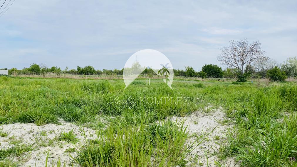 IBA U NÁS! Reality KOMPLEX s.r.o. Vám ponúka na predaj lukratívny,rozsiahly stavebný pozemok v Hadovciach na stavbu aj viacerých rodinných domov!!!