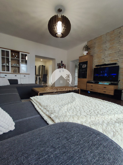 Reality KOMPLEX s.r.o. Vám ponúka na PREDAJ čiastočne rekonštruovaný 3,5- izbový rodinný dom v Iži!