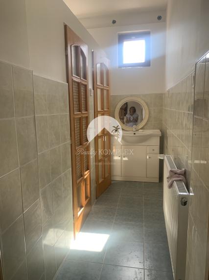 Reality KOMPLEX s.r.o. Vám ponúka do prenájmu haly, sklady, kancelárske priestory v polyfunkčnej budove v Chotíne