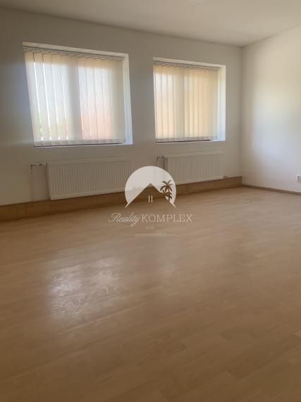 Reality KOMPLEX s.r.o. Vám ponúka do prenájmu haly, sklady, kancelárske priestory v polyfunkčnej budove v Chotíne