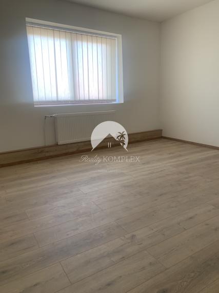 Reality KOMPLEX s.r.o. Vám ponúka do prenájmu haly, sklady, kancelárske priestory v polyfunkčnej budove v Chotíne